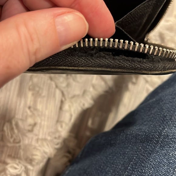 Authentic Louis Vuitton black Epi zipper wallet - Picture 4 of 8